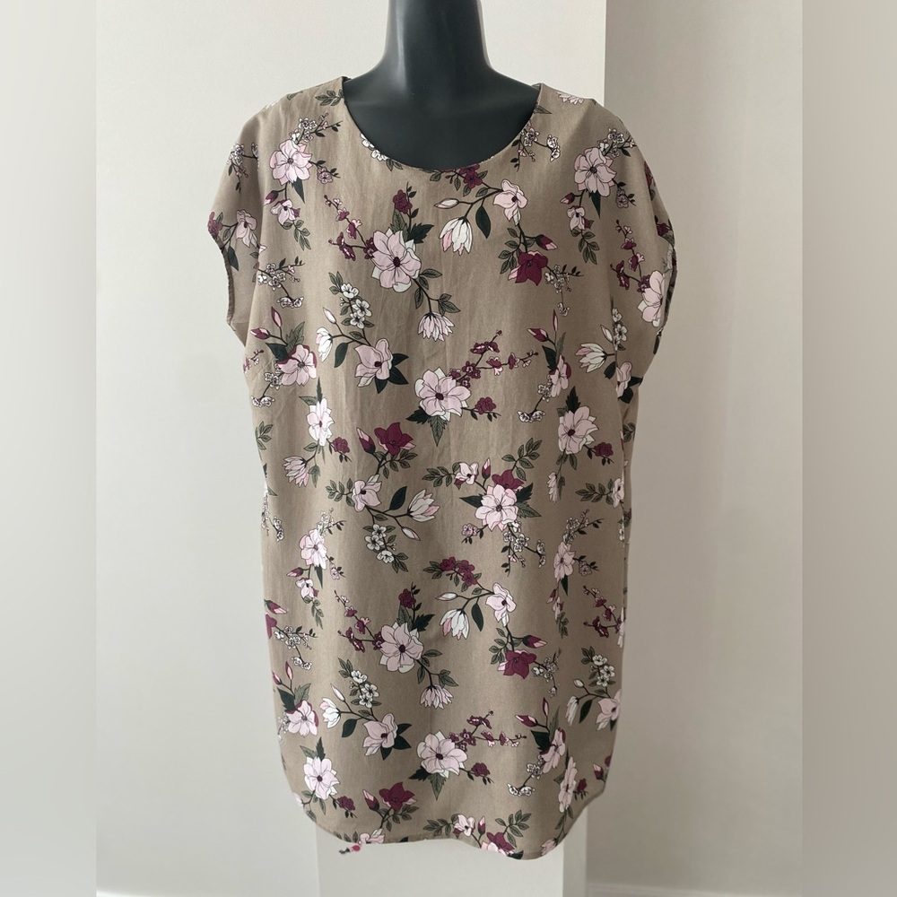 Fig casual dress. Floral print.